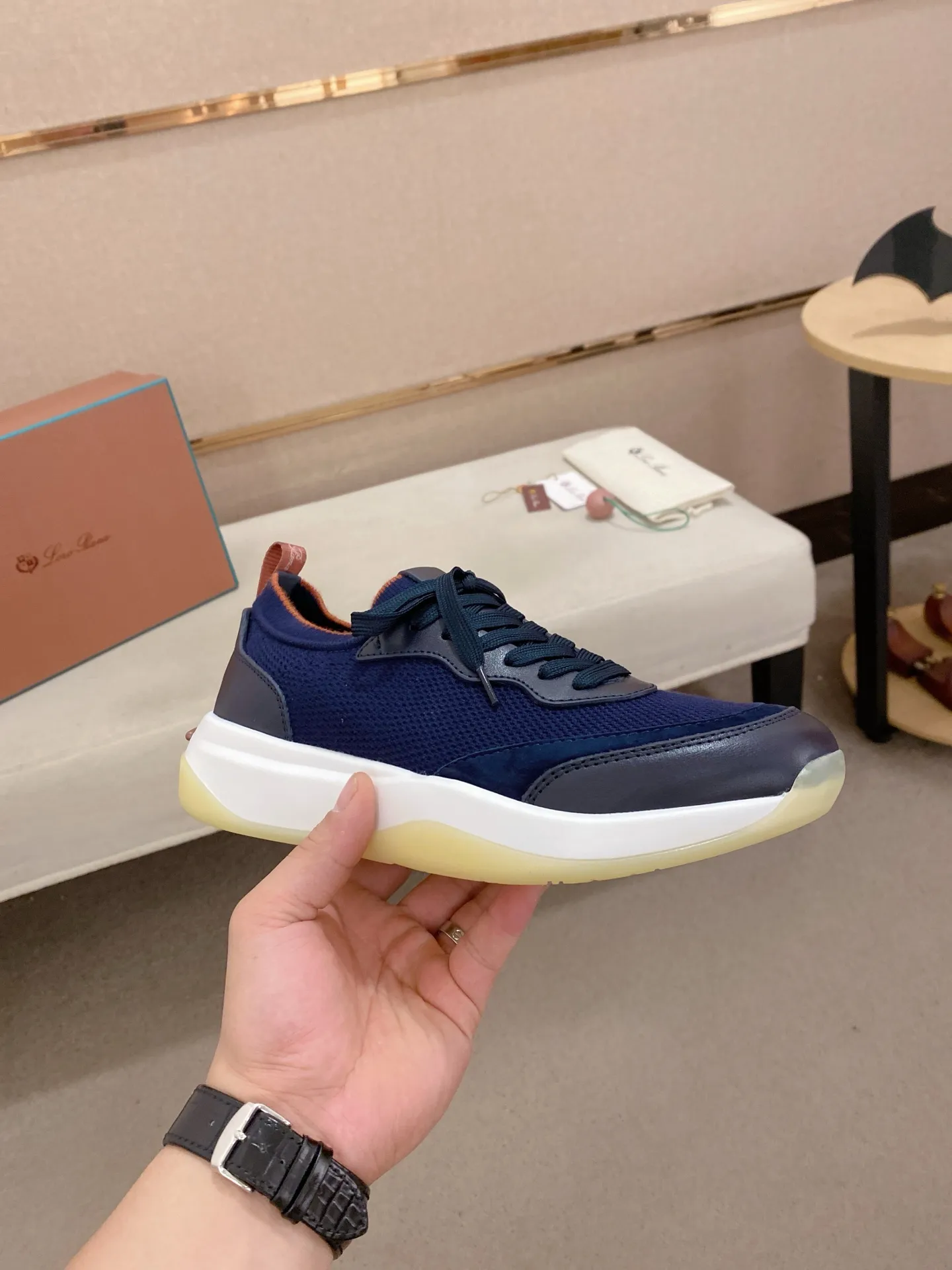 Men's shoes💰: 540💰🔥𝐥𝐨𝐫𝐨 𝐏𝐢𝐚𝐧𝐚 lp classic loafers, an Italian treasure brand, the only brand that can match Hermès! Only after wearing it do we realize that we can’t live up to our feet. The upper is made of imported first-layer cowhide with breathable fly-knit fabric, water-dyed cowhide foot pads, and the official original glass rubber outsole and pendant. Exclusive original packaging (tag ➕ brand paper ➕ outer box ➕ hand bag) code number: 38-44. Can be customized 45-46